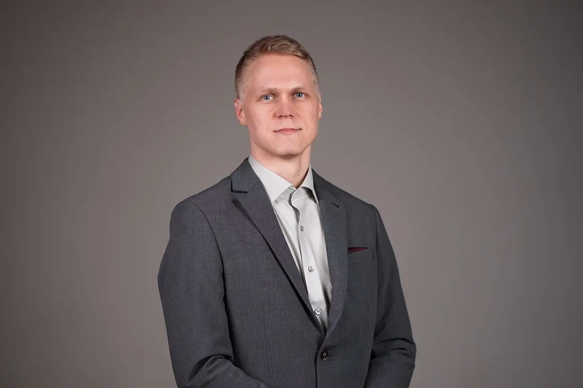 Arttu Pönni in a grey suite and light grey shirt.